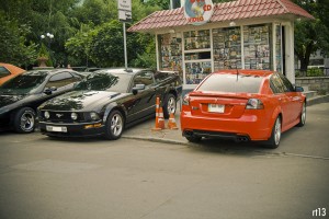 Черный Mustang и красный Pontiac G8